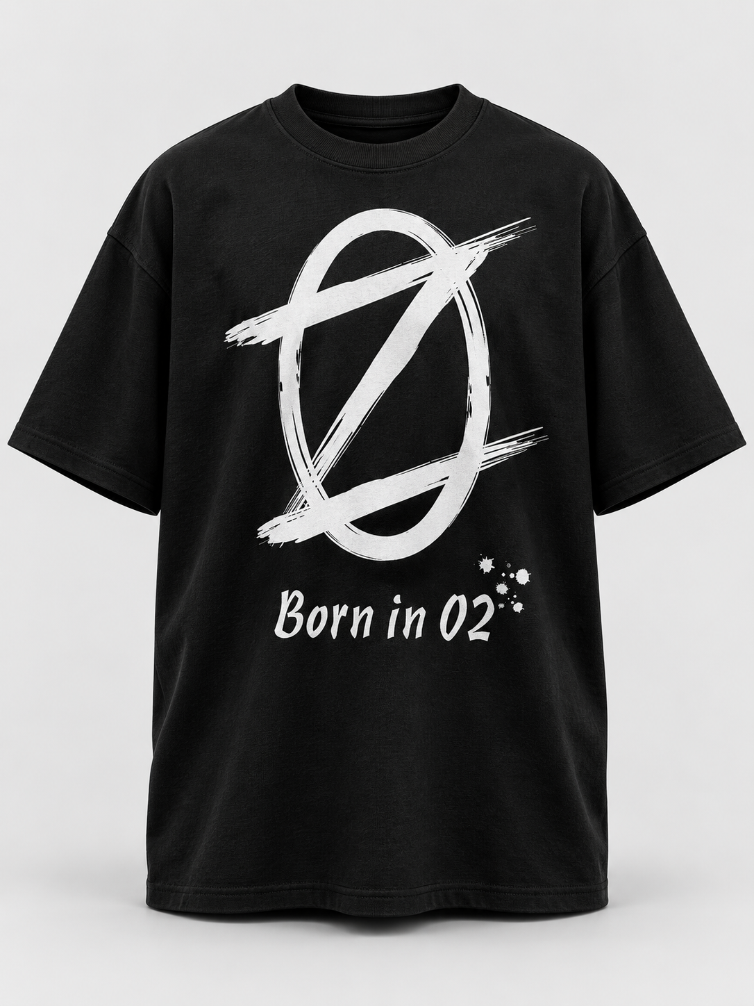 흰색 ZEROES 로고와 Born in 02 문구가 인쇄된 블랙 오버핏 티셔츠